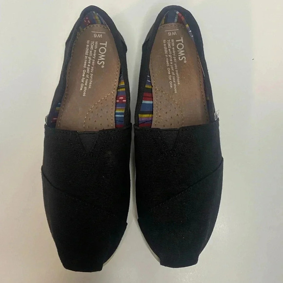 Toms - Black closed toed flats Size 6W - Picture 5 of 6